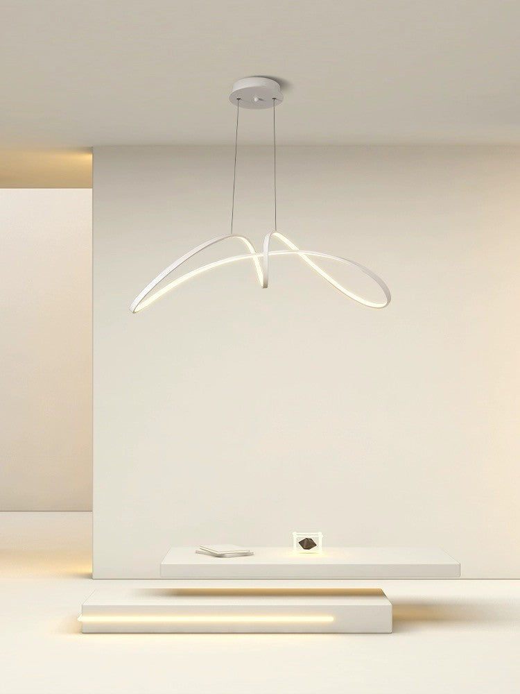Lustra LED suspendata 5000 lm montata in living modern cu telecomanda WiFi 2.4G