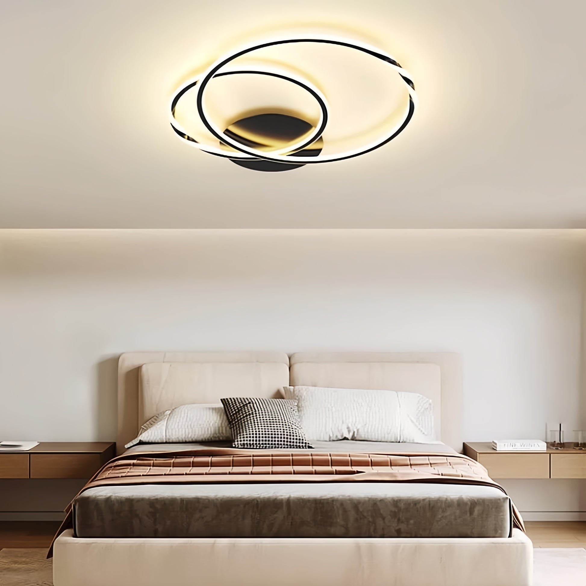 Plafoniera LED 150W 8000 lumeni, design circular trei inele negre, montaj tavan dormitor, lumina calda reglabila