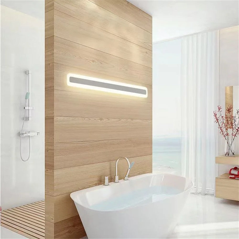 Aplica LED bar montata pe perete in baie, lumina calda uniforma pe toata lungimea