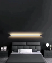 Aplica LED bar 12W 120cm lumina neutra 4000K, montata orizontal deasupra patului intr-un dormitor modern