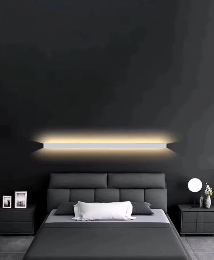 Aplica LED bar 12W 120cm lumina neutra 4000K, montata orizontal deasupra patului intr-un dormitor modern