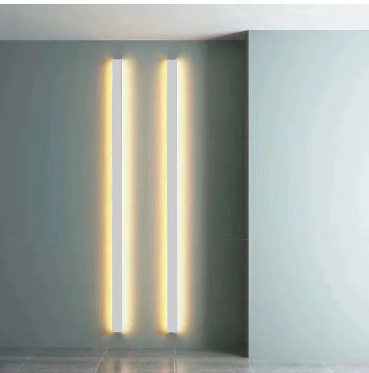 Aplica LED bar slim montata vertical pe perete, efect ambiental liniar cu lumina calda