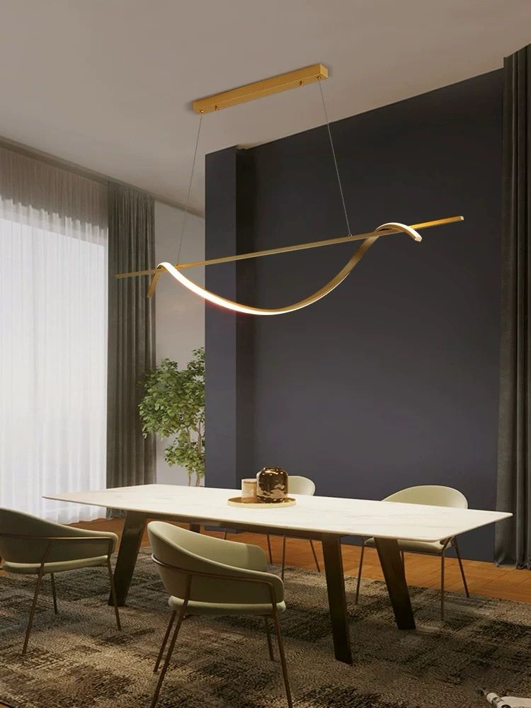 Pendul LED ondulat auriu cu intensitate reglabila, montat deasupra mesei de dining modern
