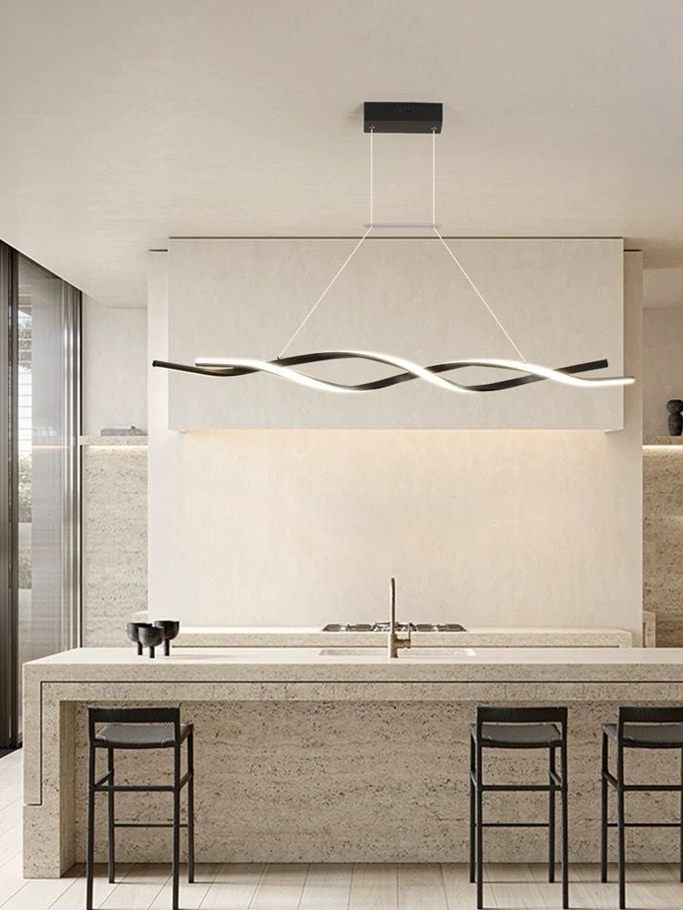 Lustra LED 60W tip val suspendata deasupra insulei de bucatarie, design minimalist negru mat, lumina calda reglabila