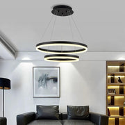 Lustra LED 2 inele negre 5000 lumeni, montata in living modern, lumina calda reglabila