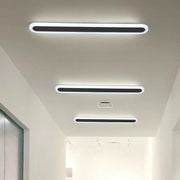 Aplice LED bar 40W montate pe tavan in coridor, iluminare uniforma, profil negru minimalist