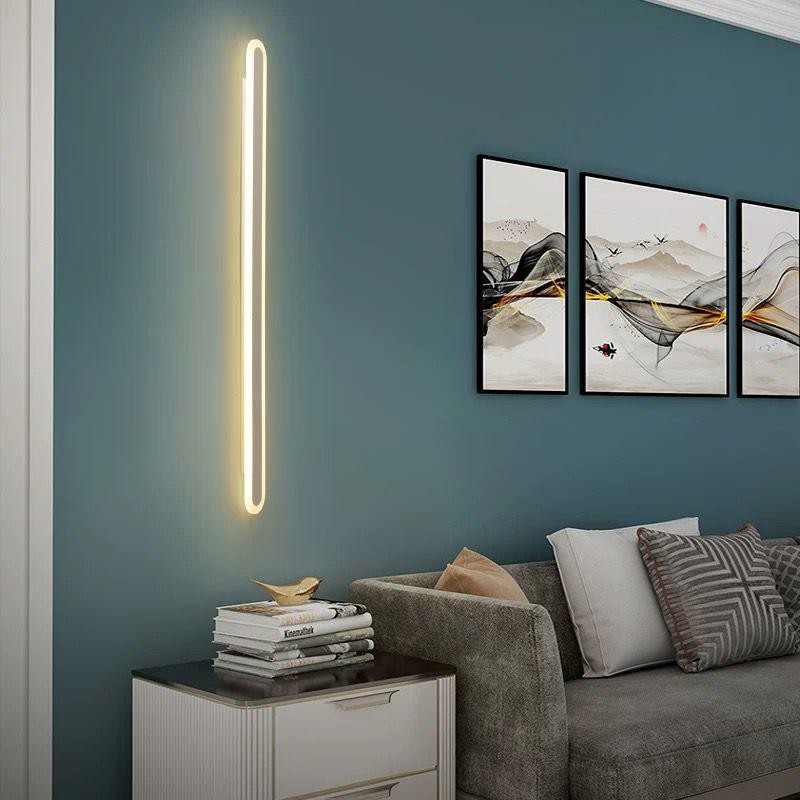 Aplica LED bar alba montata vertical pe perete in living, lumina calda decorativa 40W