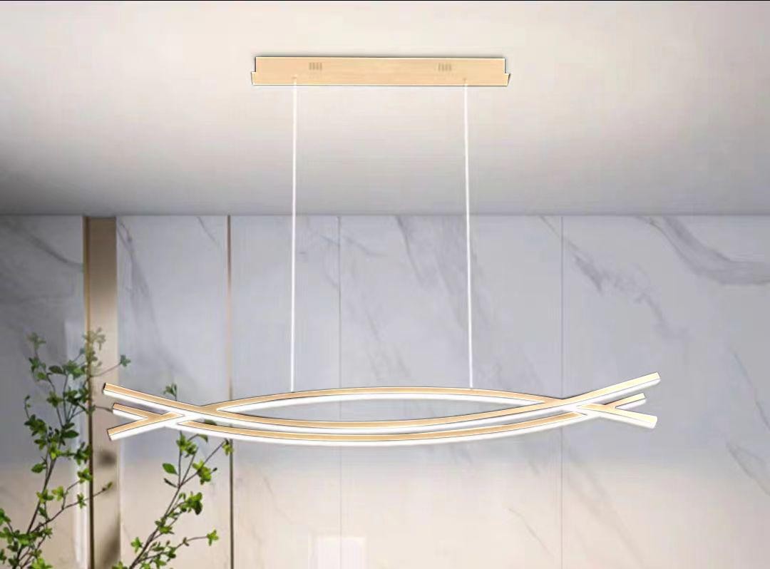 Lustra LED cu linii incrucisate aurii, iluminata, montata in interior modern cu perete marmura