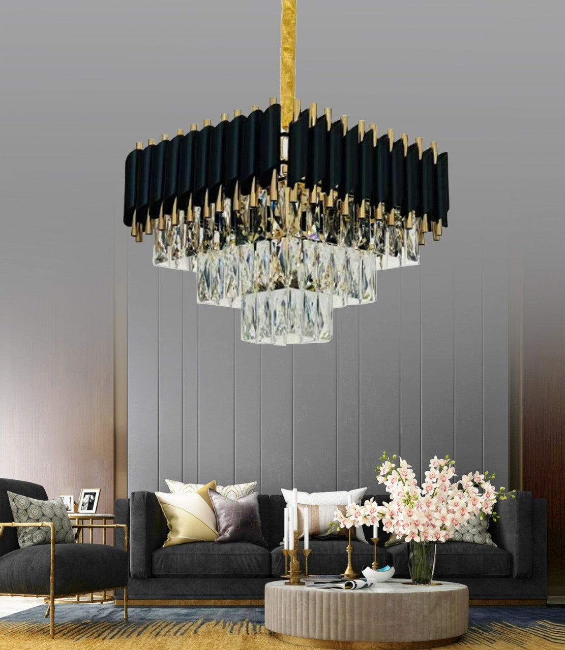 Candelabru cu lamele negre si cristale suspendat deasupra unui living modern, atmosfera eleganta