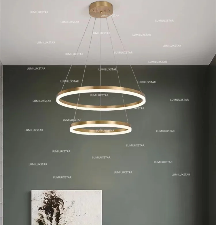 Candelabru LED cu doua inele circulare aurii, montat pe tavan cu cabluri reglabile, aspect modern