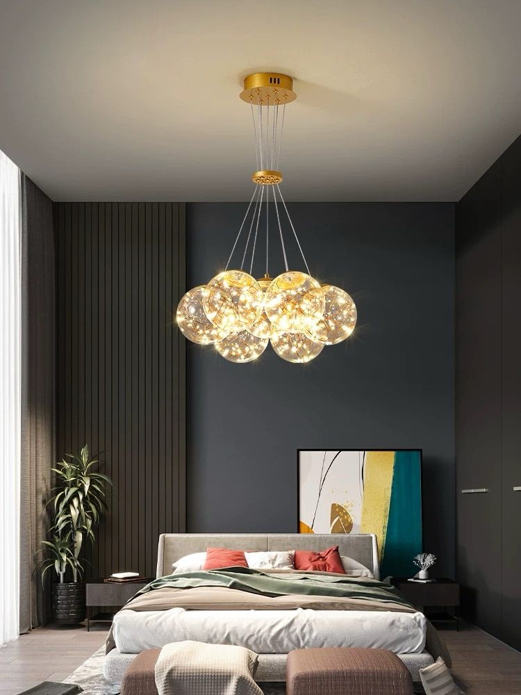 Lustra LED suspendata 42W cu 7 sfere de sticla, 2000 lumeni, IP20, finisaj auriu, montaj tavan dormitor