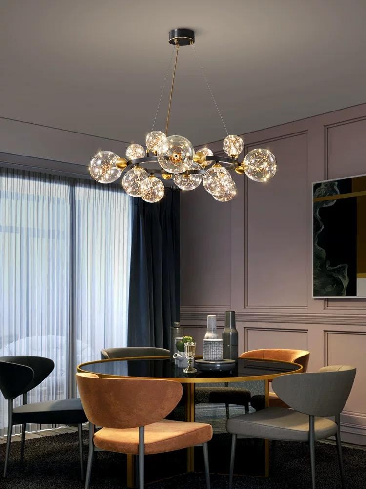 Lustra cu globuri de sticla suspendata deasupra mesei de dining, aspect decorativ in interior modern