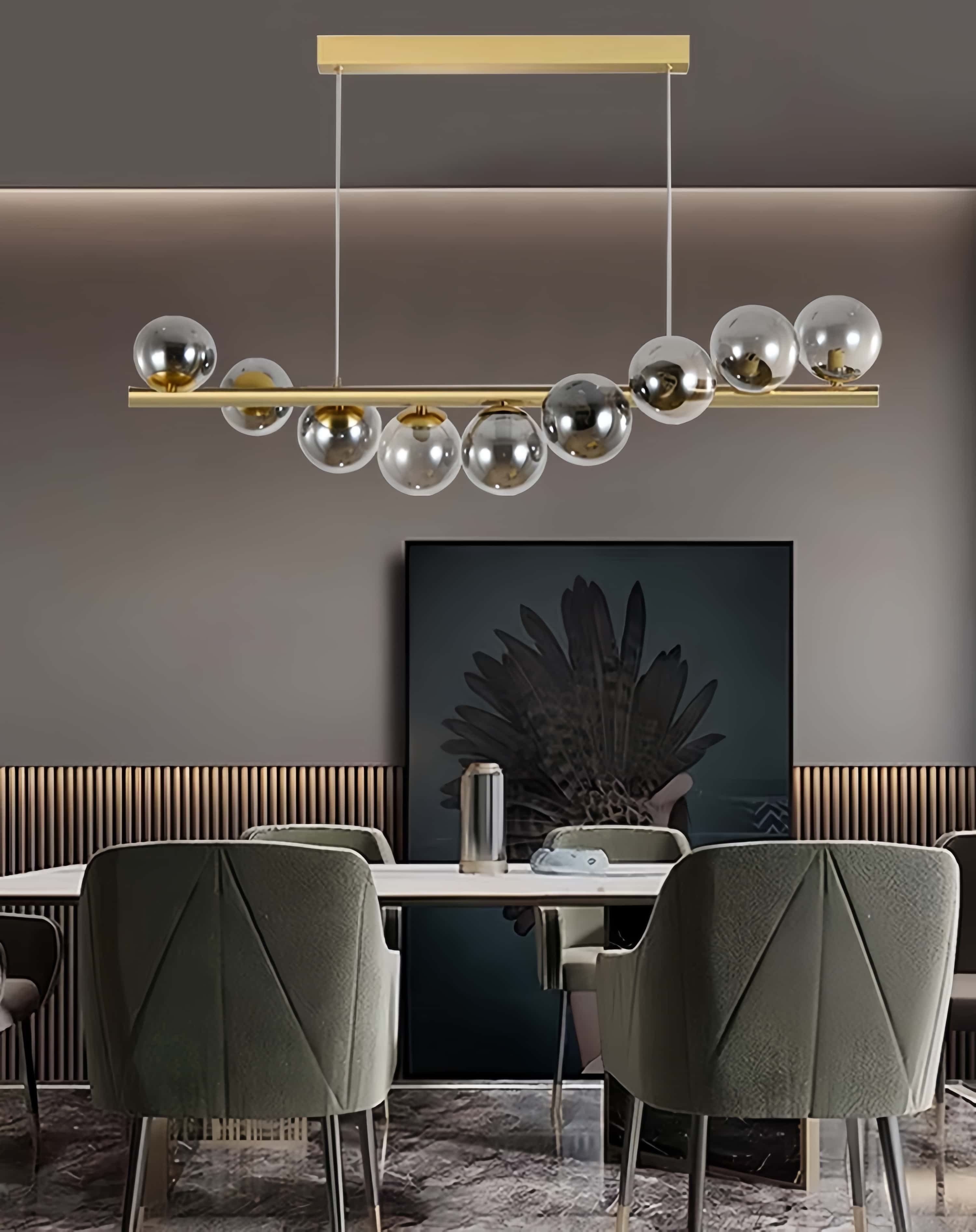 Lustra cu bile fumurii aurii deasupra mesei de dining, atmosfera eleganta in living modern