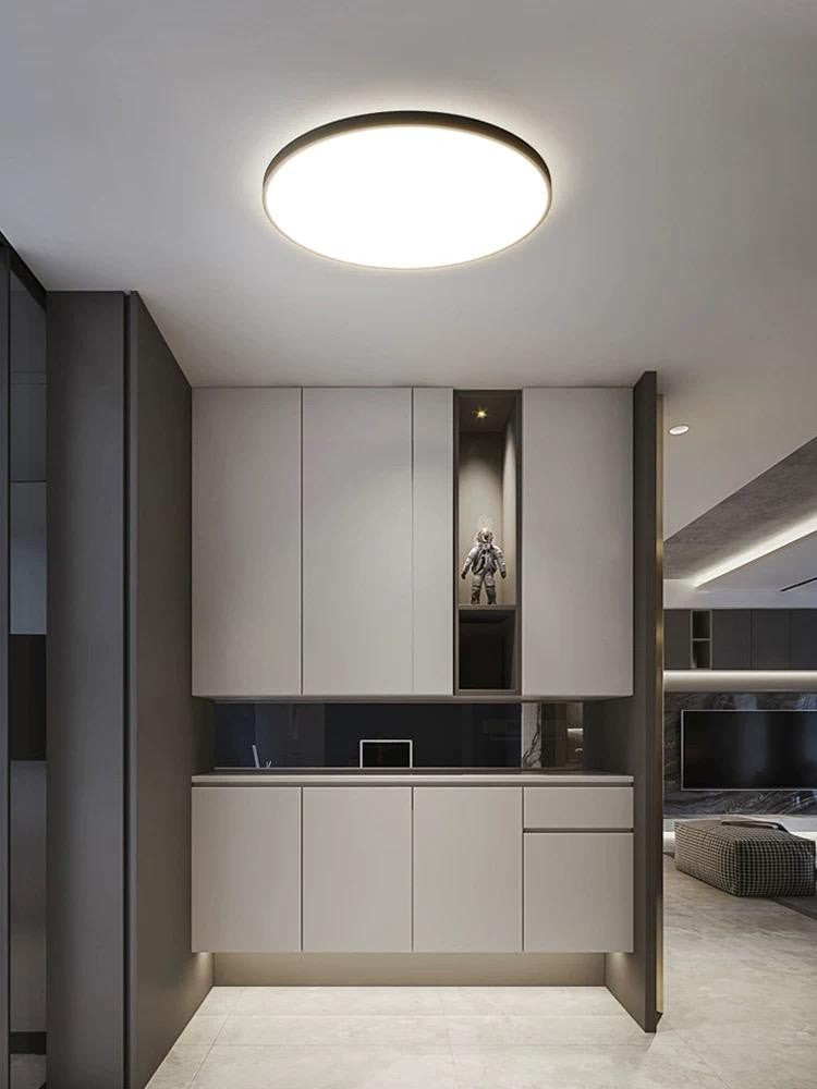 Plafoniera LED ultra slim 40W 6500K IP44, profil 2.1cm, rama neagra rotunda, montata pe tavan in hol modern