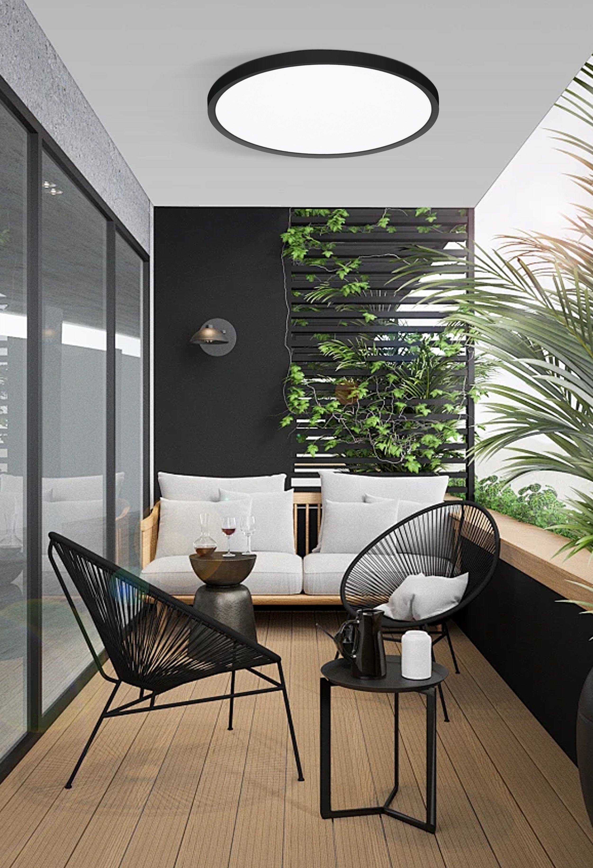 Plafoniera LED rotunda IP44 cu rama neagra montata pe tavan de balcon acoperit, spatiu exterior amenajat