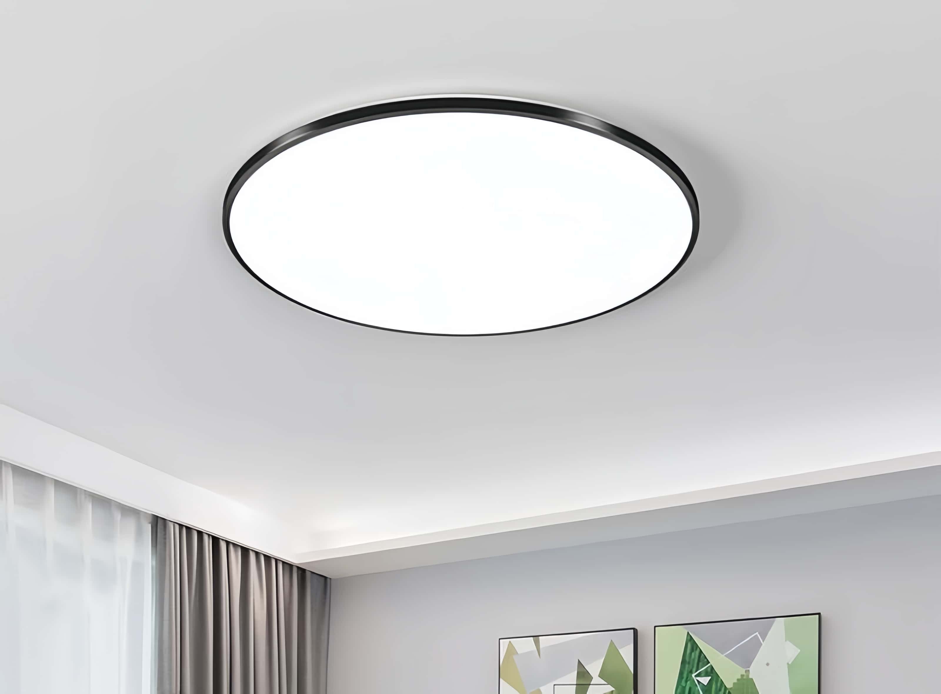 Plafoniera LED rotunda rama neagra montata pe tavan de living, lumina alba uniforma 4000lm