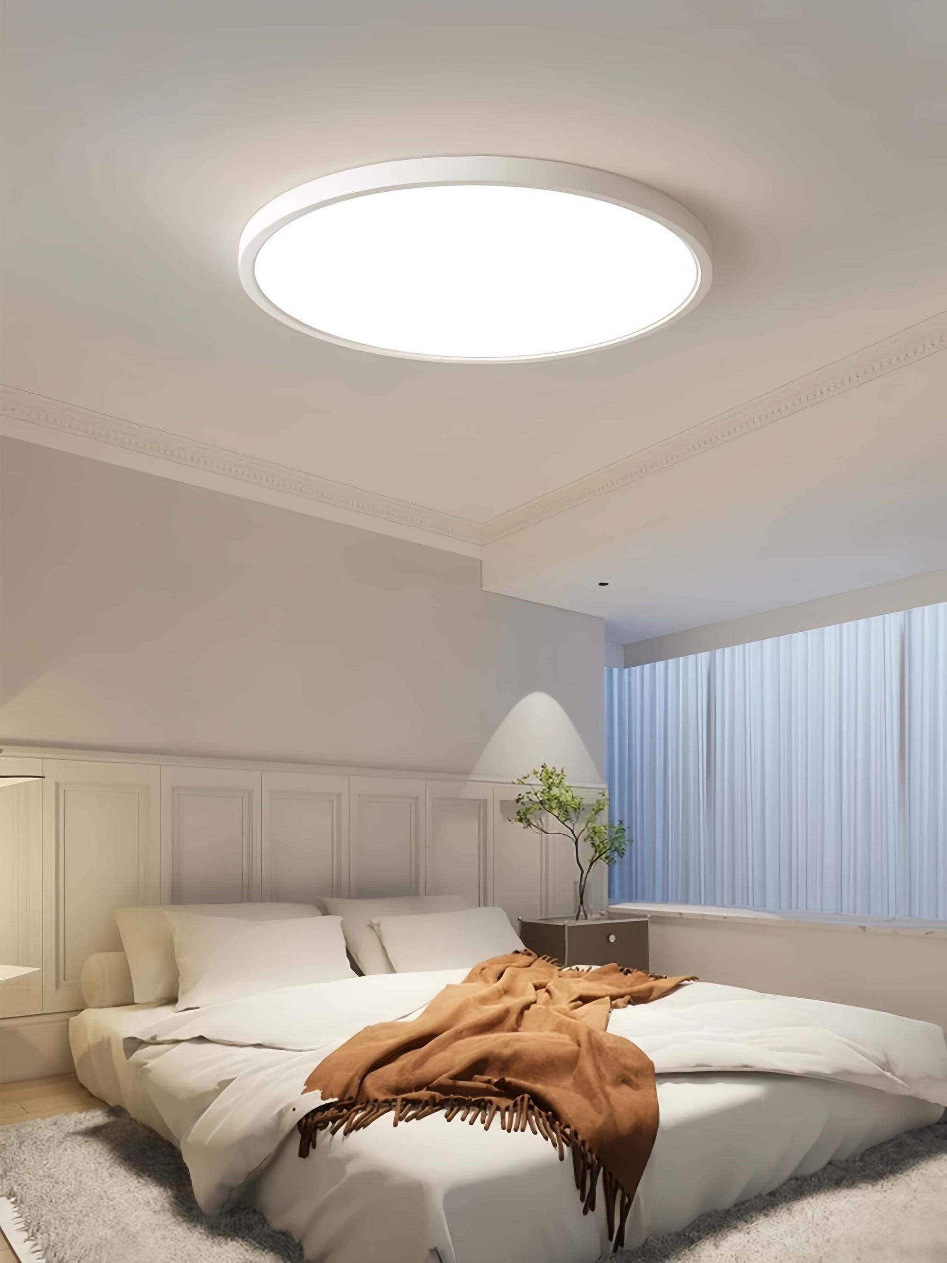Plafoniera LED rotunda slim, iluminare uniforma alba rece intr-un dormitor spatios
