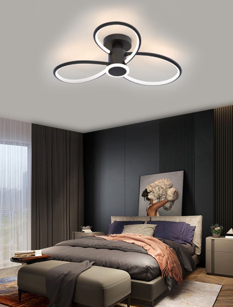 Plafoniera LED trifoi negru mat montata pe tavan, iluminare dormitor modern cu lumina calda