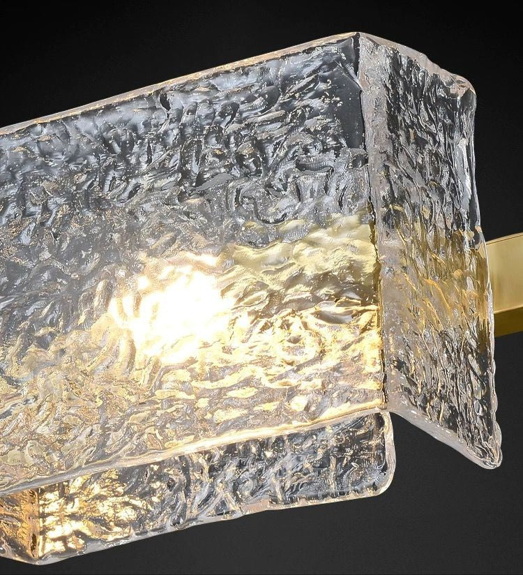 Lustra pendul cu abajur cubic din sticla turnata cu textura tip valuri, detaliu aproape, finisaj auriu mat