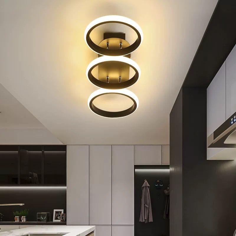 Plafoniera LED cu 3 inele suprapuse, montaj aplicat pe tavan, iluminare calda uniforma in bucatarie moderna