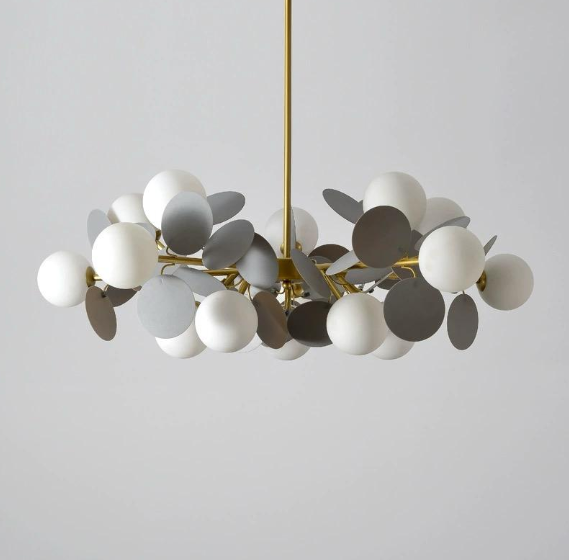 Candelabru circular cu globuri albe mate si discuri gri pe structura aurie, vedere frontala pe fundal neutru