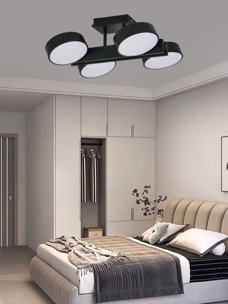 Plafoniera LED cu 4 spoturi negre montata pe tavan in dormitor luminos cu spatiu de depozitare
