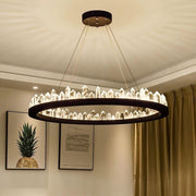 Lustra LED suspendata cu cristale tip coroana, montata in sufragerie, lumina calda ambientala