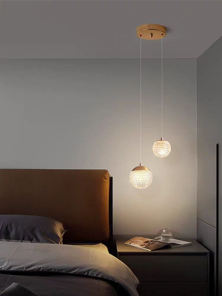 Lustra suspendata cu globuri cristal aurii, plafon circular inclus, lumina ambientala calda dormitor modern
