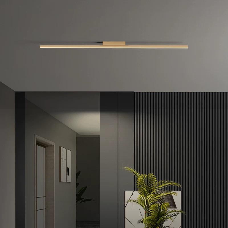 Lustra LED bar liniara auriu mat montata pe tavan de hol, lumina calda uniforma
