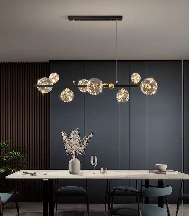 Lustra LED moderna 70W cu 8 globuri transparente din sticla, 3500 lm, 3000K, suspendata deasupra mesei de dining