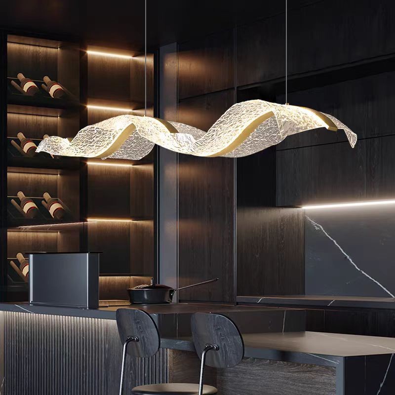 Lustra LED 88W val acrilic auriu 105cm, 3000-6500K, suspendata deasupra unui bar de bucatarie modern