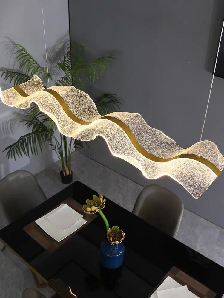 Lustra LED suspendata val ondulat acrilic texturat, iluminare uniforma deasupra mesei de dining