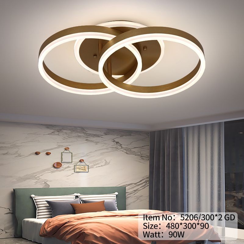 Plafoniera LED inelara aurie 90W montata pe tavan in dormitor modern, lumina calda uniforma