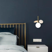 Lustra suspendata cu glob mat G9, disc decorativ asimetric auriu, montaj pe cablu reglabil, design nordic minimalist
