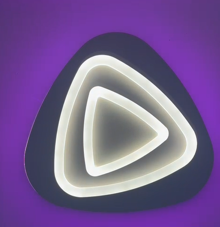 Plafoniera LED triunghi cu iluminare RGB violet pe contur exterior, fundal mov