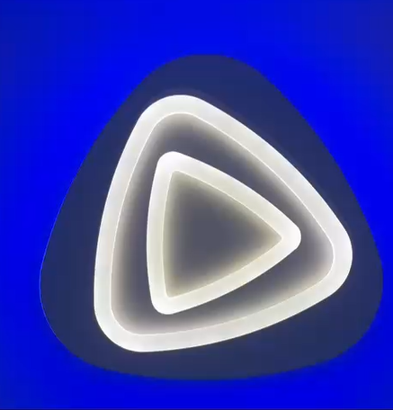Plafoniera LED triunghi cu lumina alba rece intensa si contur RGB albastru aprins