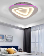 Plafoniera LED RGB 74W triunghi cu telecomanda WiFi, lumina calda/rece/neutra, montata pe tavan in dormitor