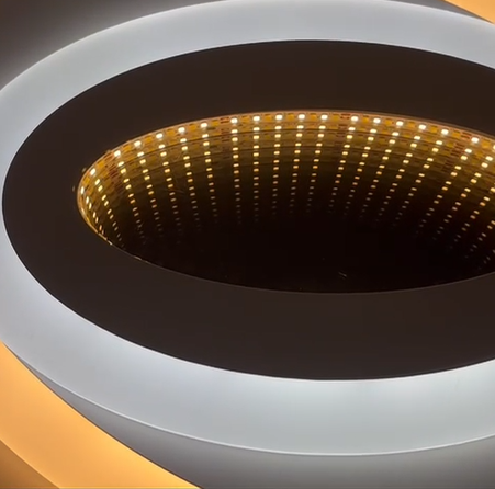 Plafoniera LED 3D, detaliu oglinda de sticla cu efect de adancime infinita si benzi LED vizibile