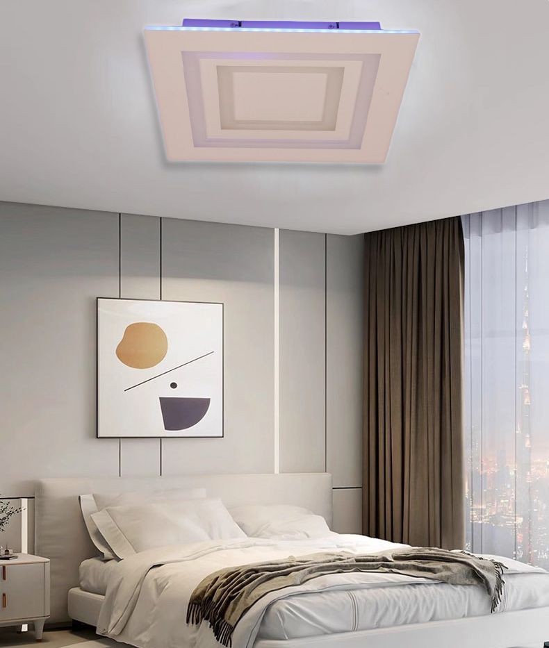 Plafoniera LED patrata montata pe tavan in dormitor modern, cu efect ambiental violet discret