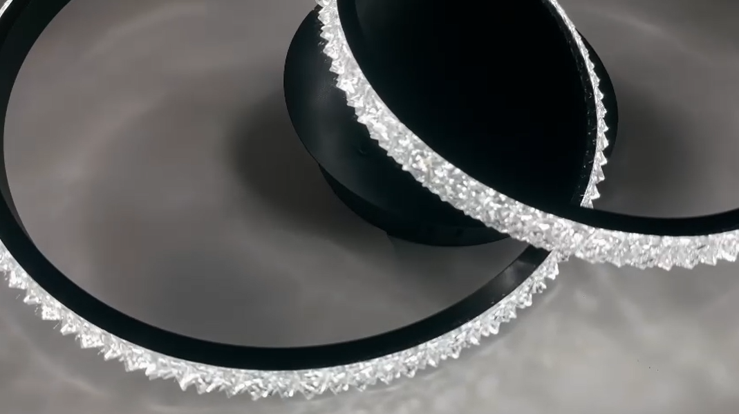 Plafoniera LED dublu inel cu cristale acrilice, 51W, montaj tavan sau perete, rama neagra, detaliu margele
