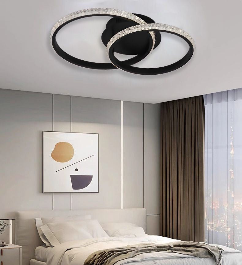 Plafoniera LED doua inele negre montata pe tavan in dormitor, lumina calda, design modern