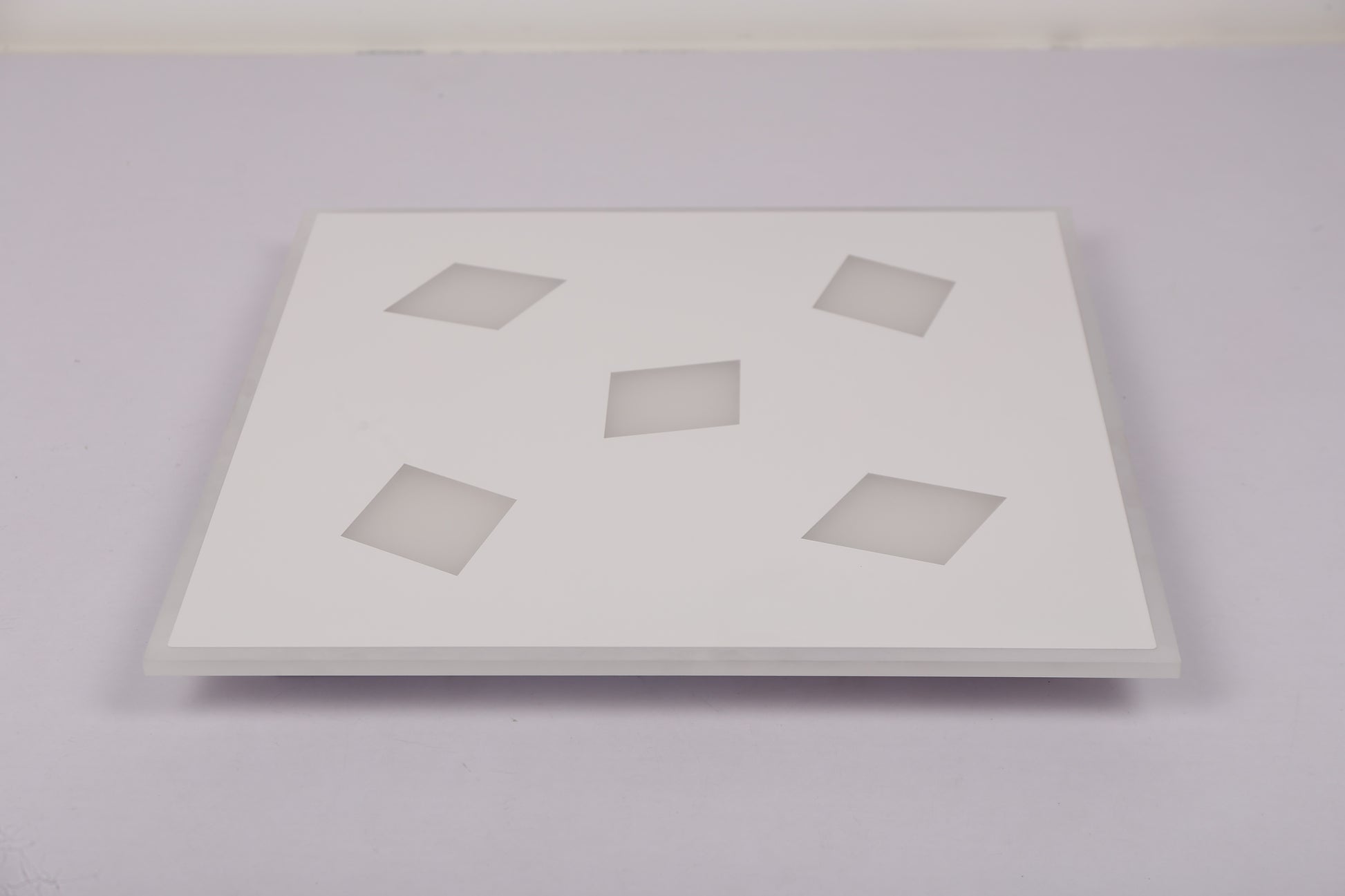 Plafoniera LED patrata design geometric, vedere frontala, suprafata alba cu 5 insertii patrate rotite