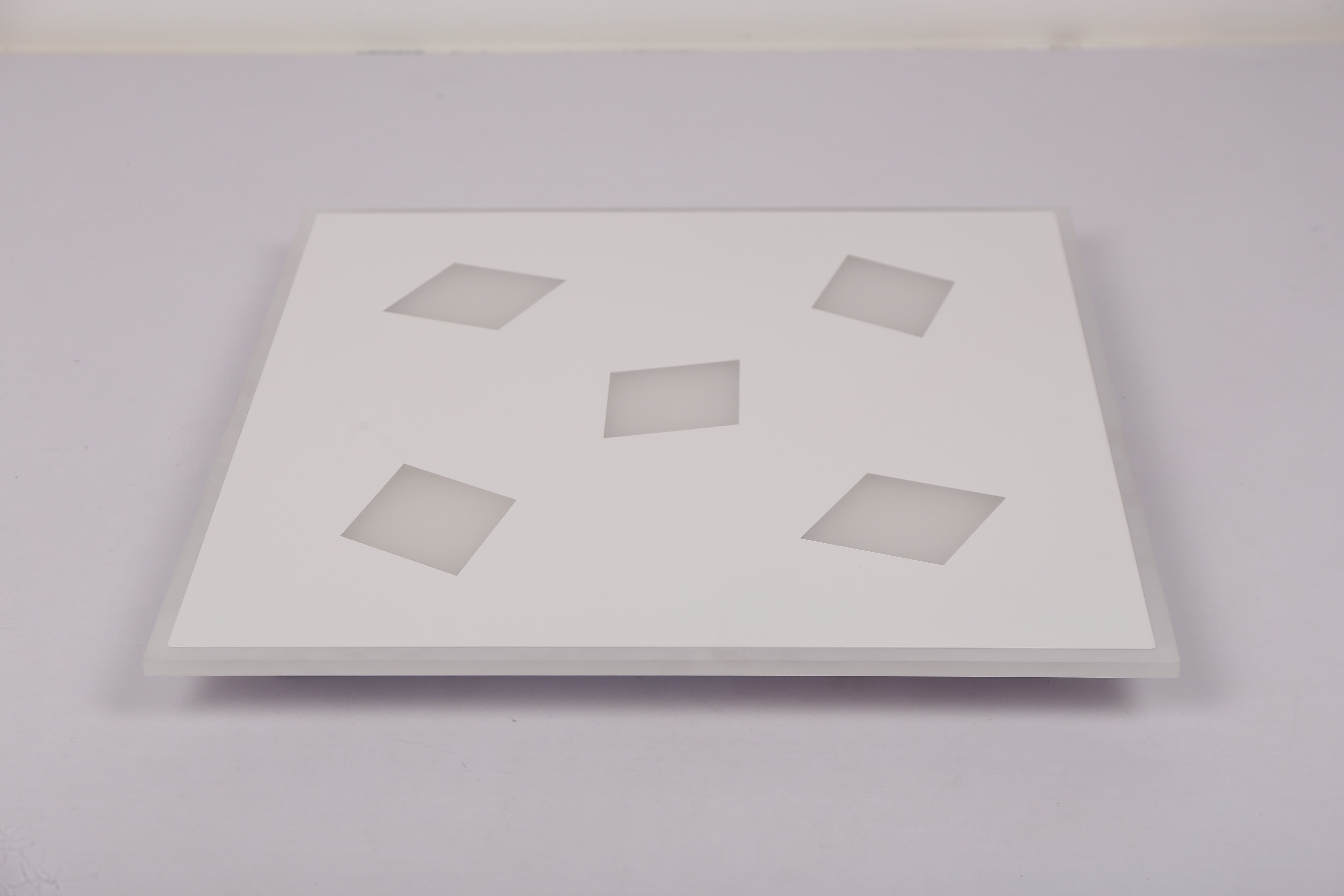 Plafoniera LED patrata design geometric, vedere frontala, suprafata alba cu 5 insertii patrate rotite