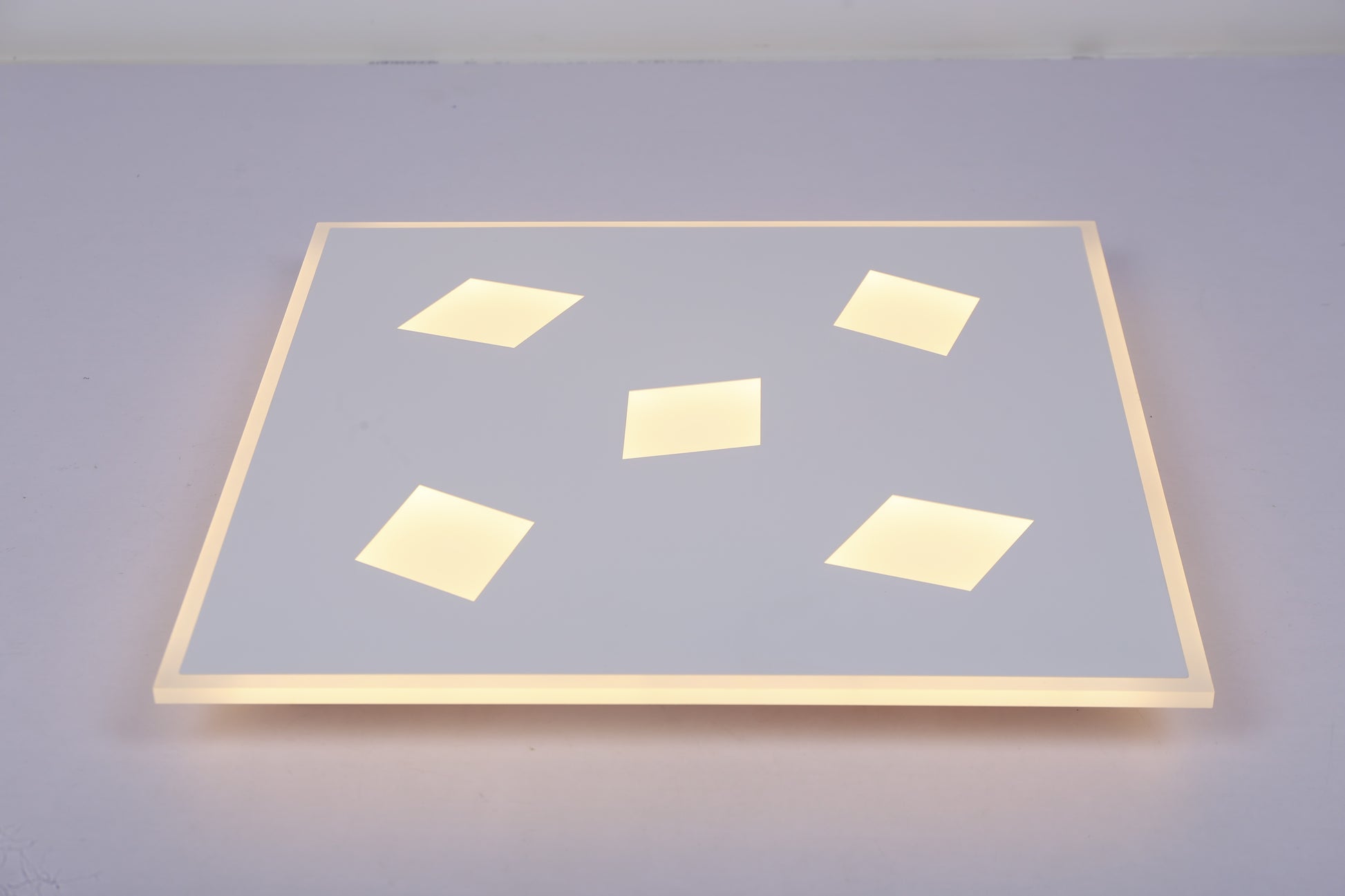 Plafoniera LED patrata aprinsa, lumina calda 3000K, contur iluminat si module centrale vizibile