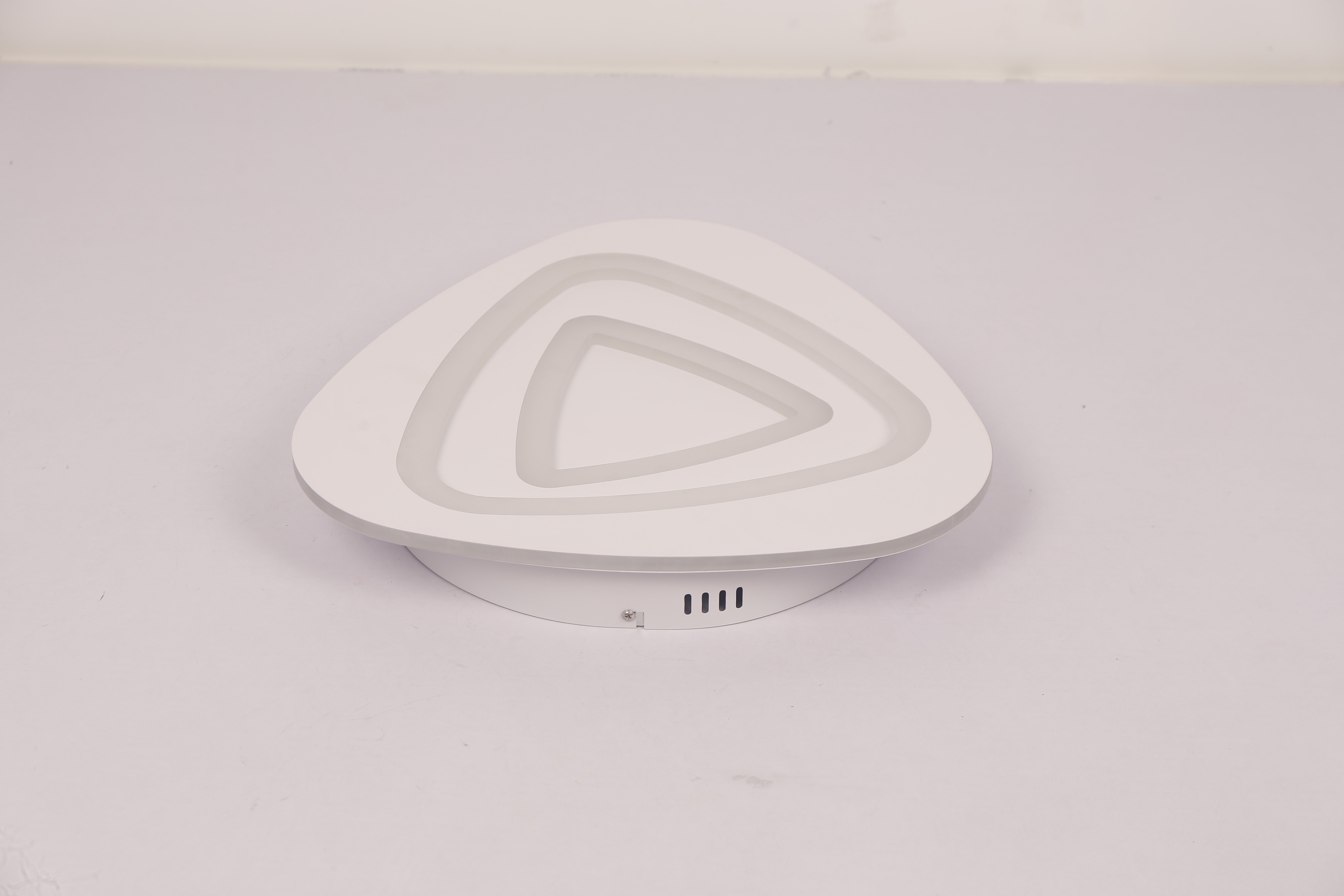 Plafoniera LED triunghiulara stinsa, corp alb mat cu grile de ventilatie, vedere laterala