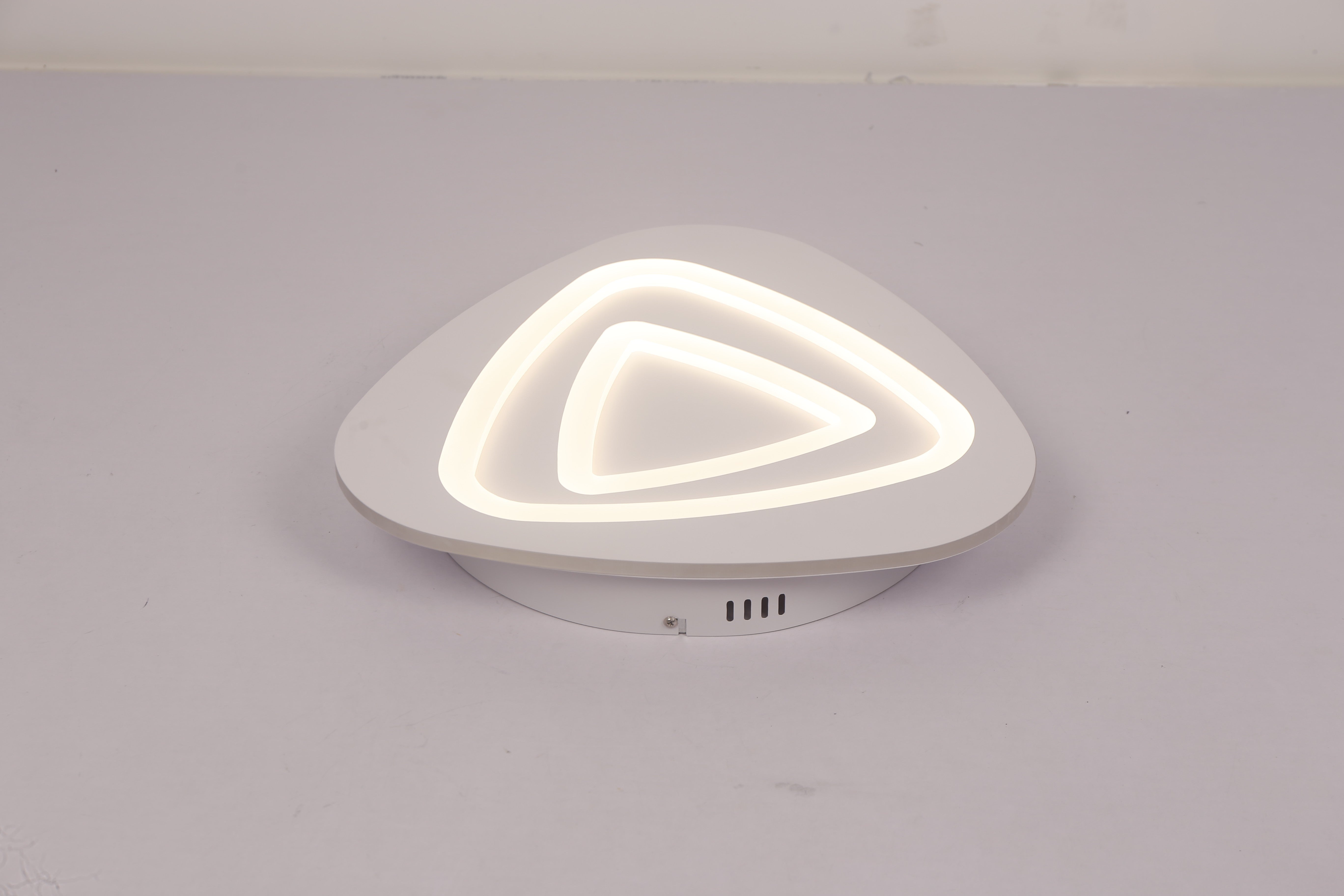 Plafoniera LED triunghi cu lumina alba neutra, fara iluminare RGB pe contur