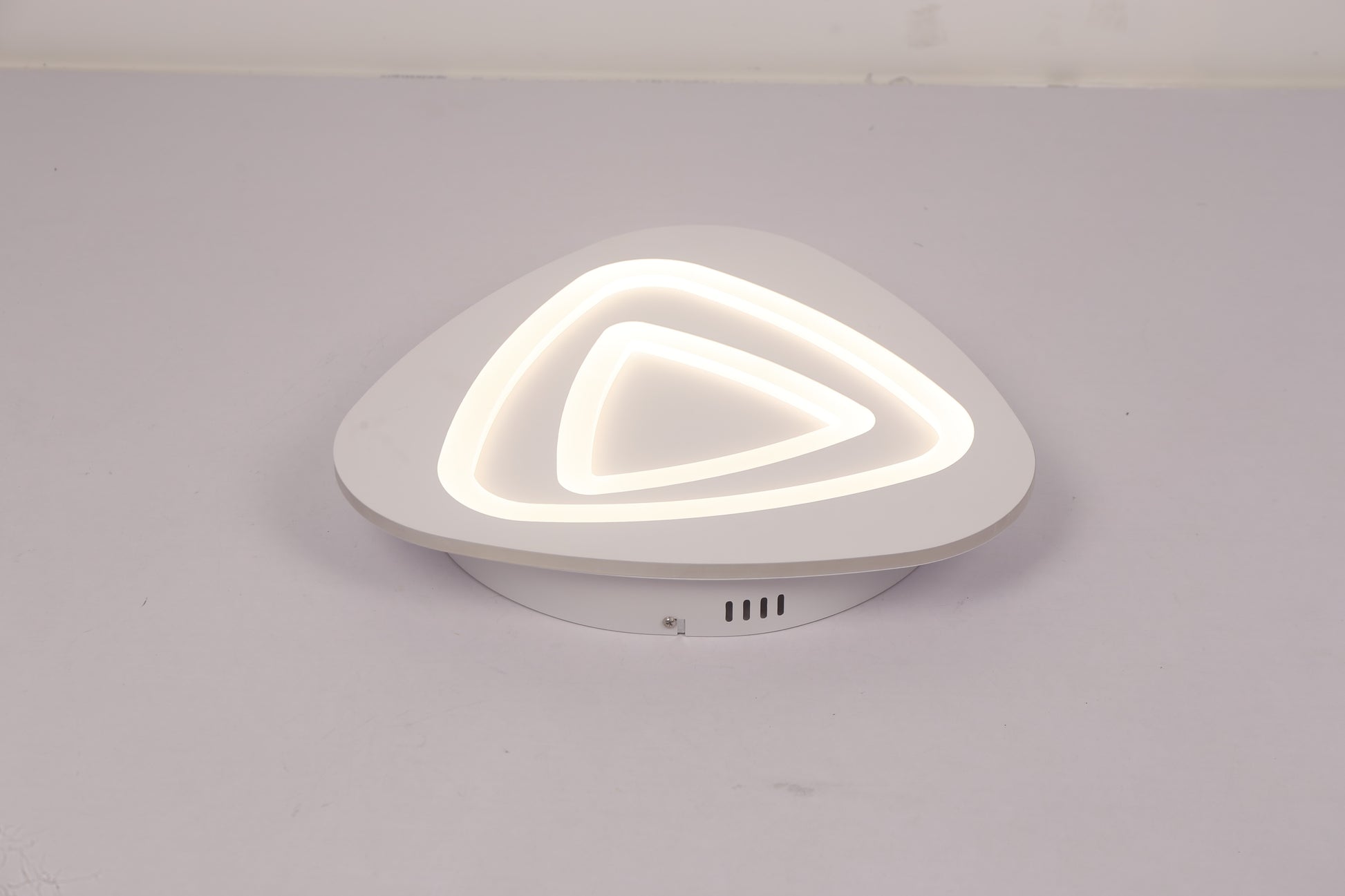 Plafoniera LED triunghi cu lumina alba rece, toate straturile acrilice iluminate uniform