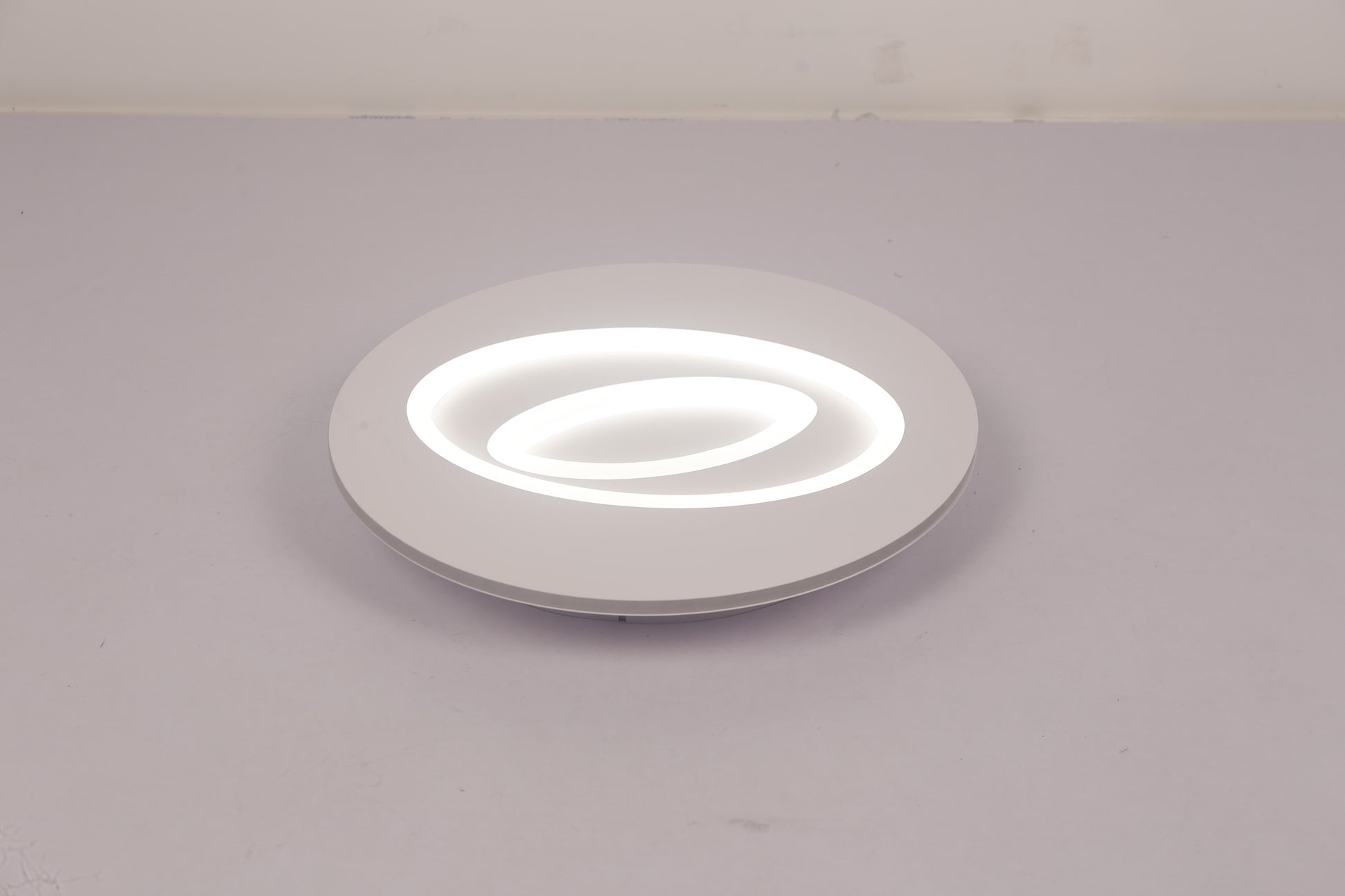 Plafoniera LED circulara aprinsa cu lumina alba rece, difuzor acrilic uniform, vedere laterala