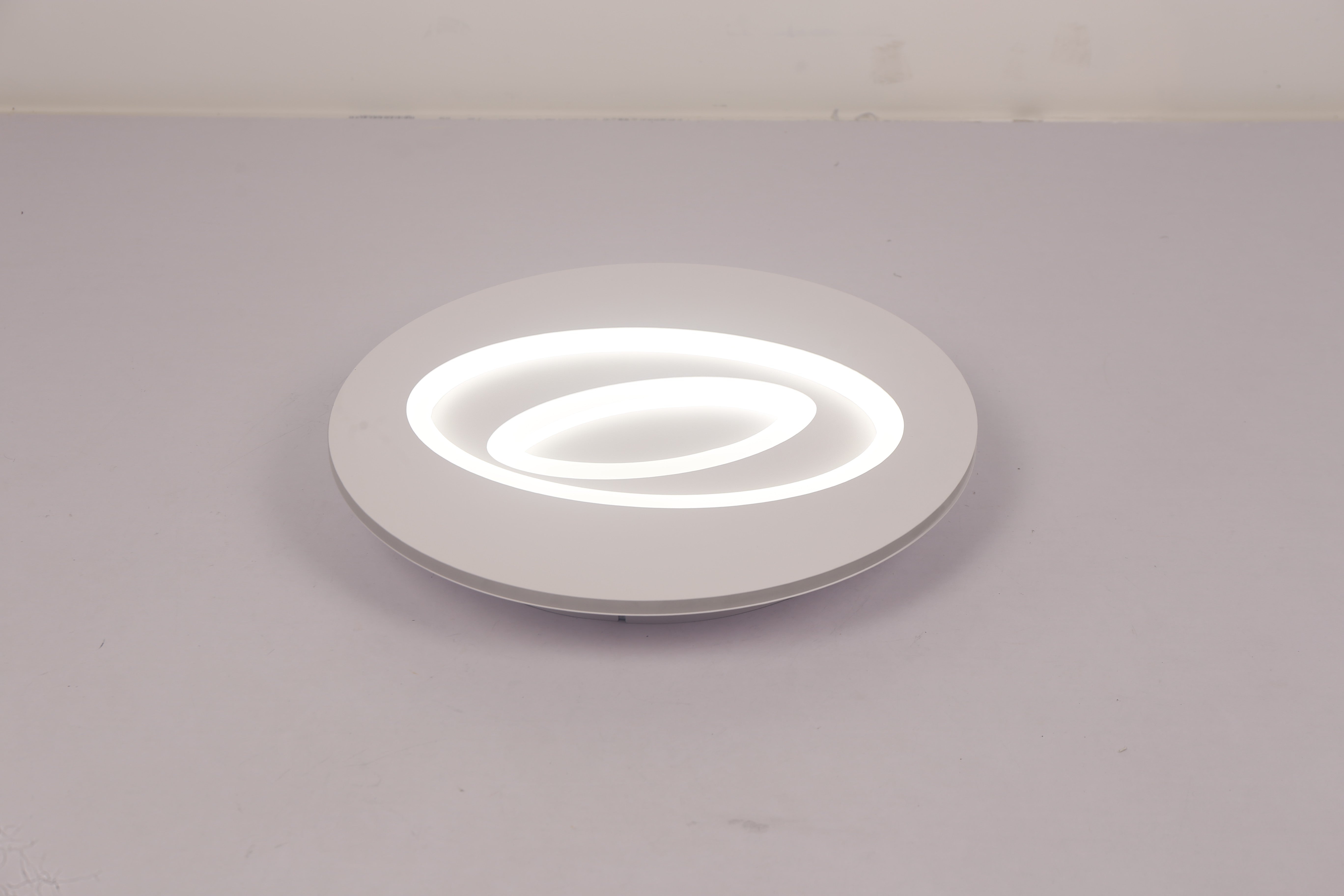 Plafoniera LED circulara aprinsa cu lumina alba rece, difuzor acrilic uniform, vedere laterala
