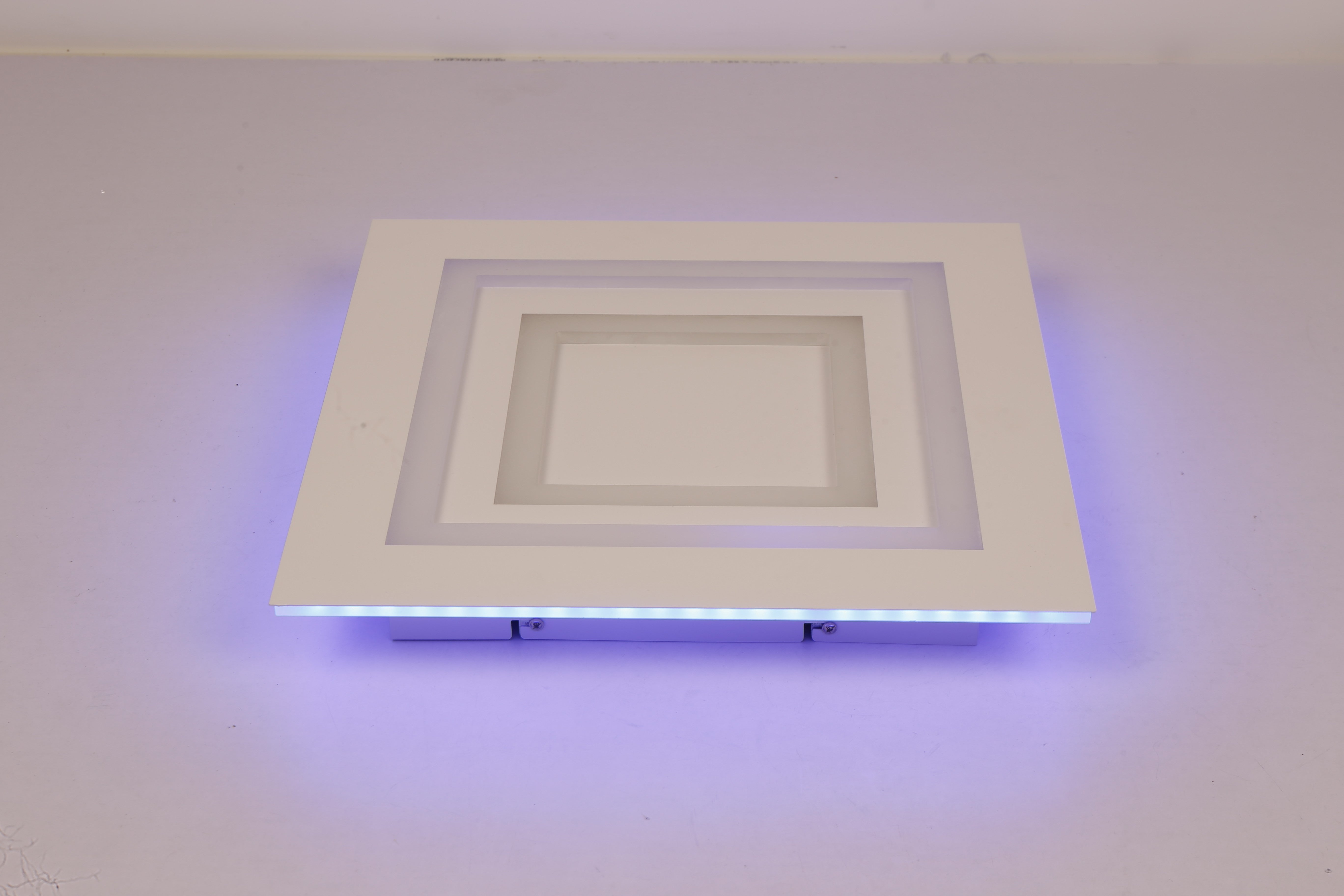Plafoniera LED patrata stins, vedere laterala cu sistem de prindere pe tavan si LED RGB albastru activ